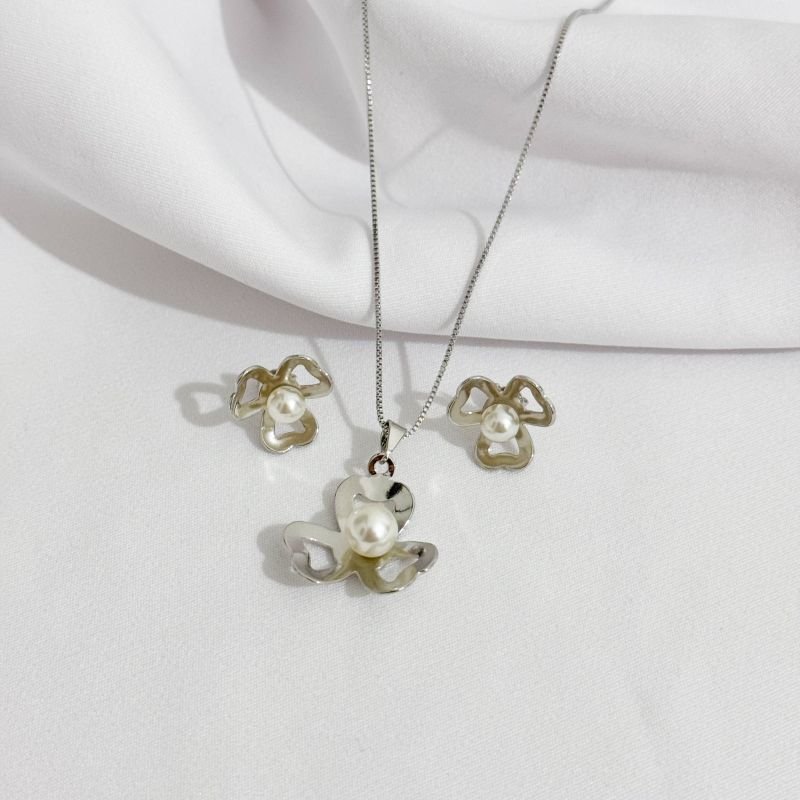 CONJUNTO FLOR COM PEROLA NO CENTRO EM OURO 18K