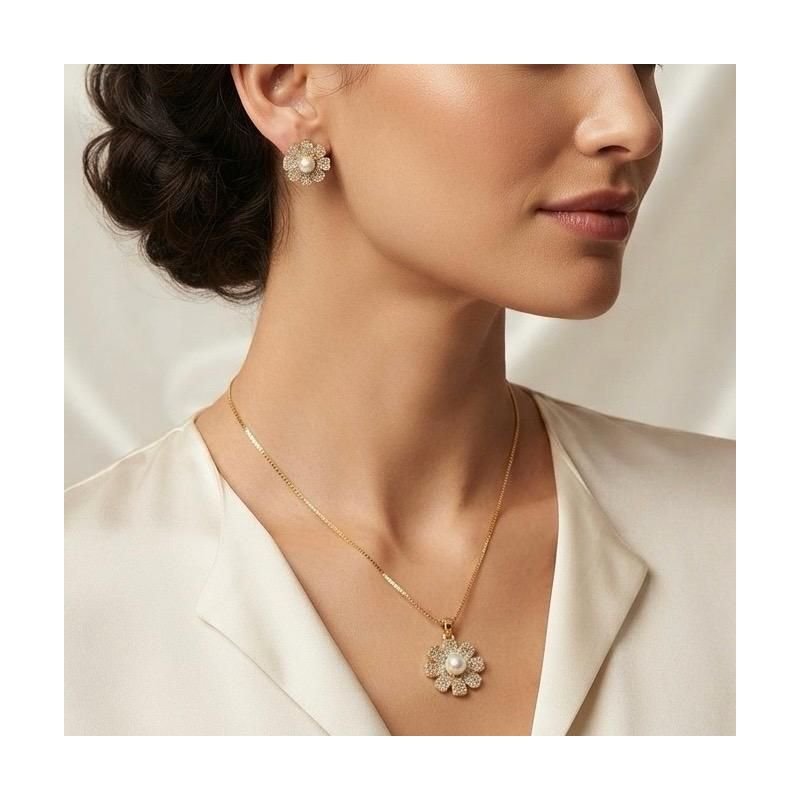 CONJUNTO FLOR CRAVEJADA C/ PEROLA NO CENTRO EM OURO 18K