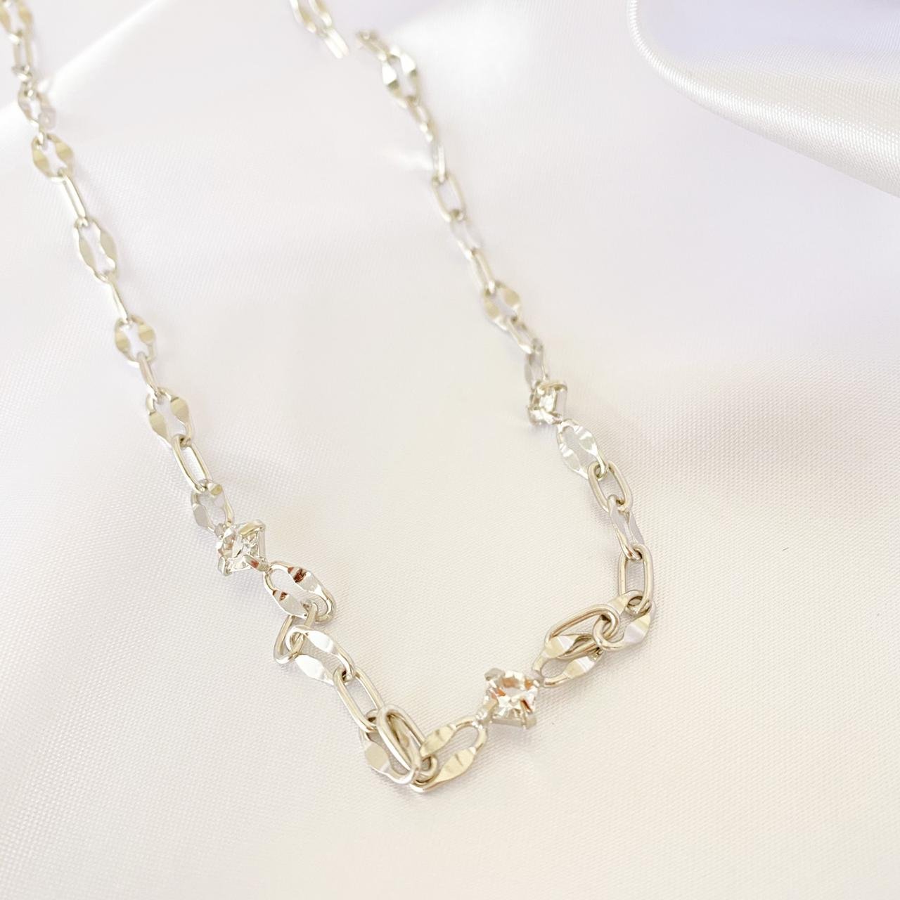 CHOCKER CORRENTE E PONTOS DE LUZ EM ZIRCÔNIAS EM RÓDIO BRANCO