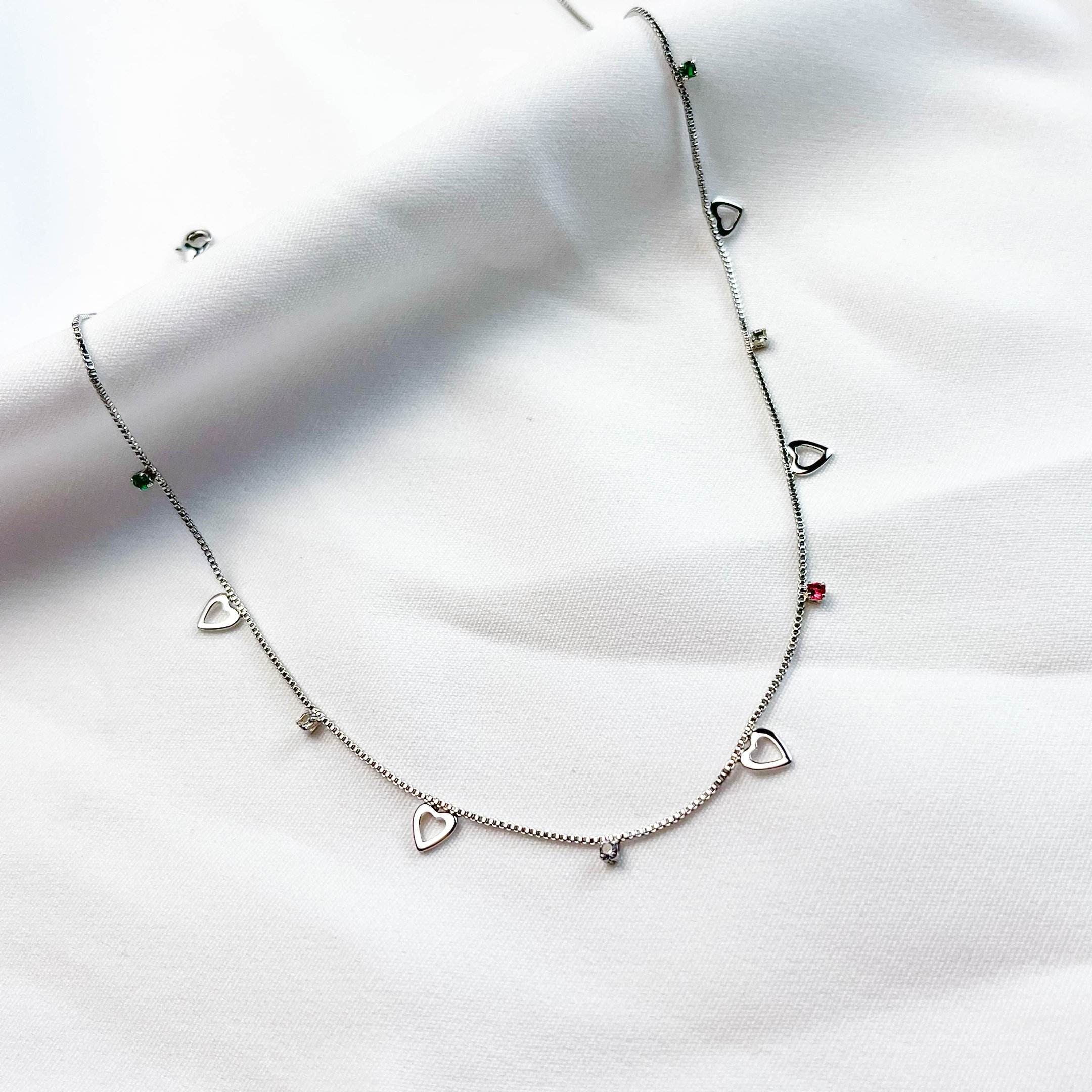 CHOCKER CORAÇÕES VAZADOS E PEDRINHAS COLORIDAS 40 CM + EXTENSOR EM RÓDIO BRANCO