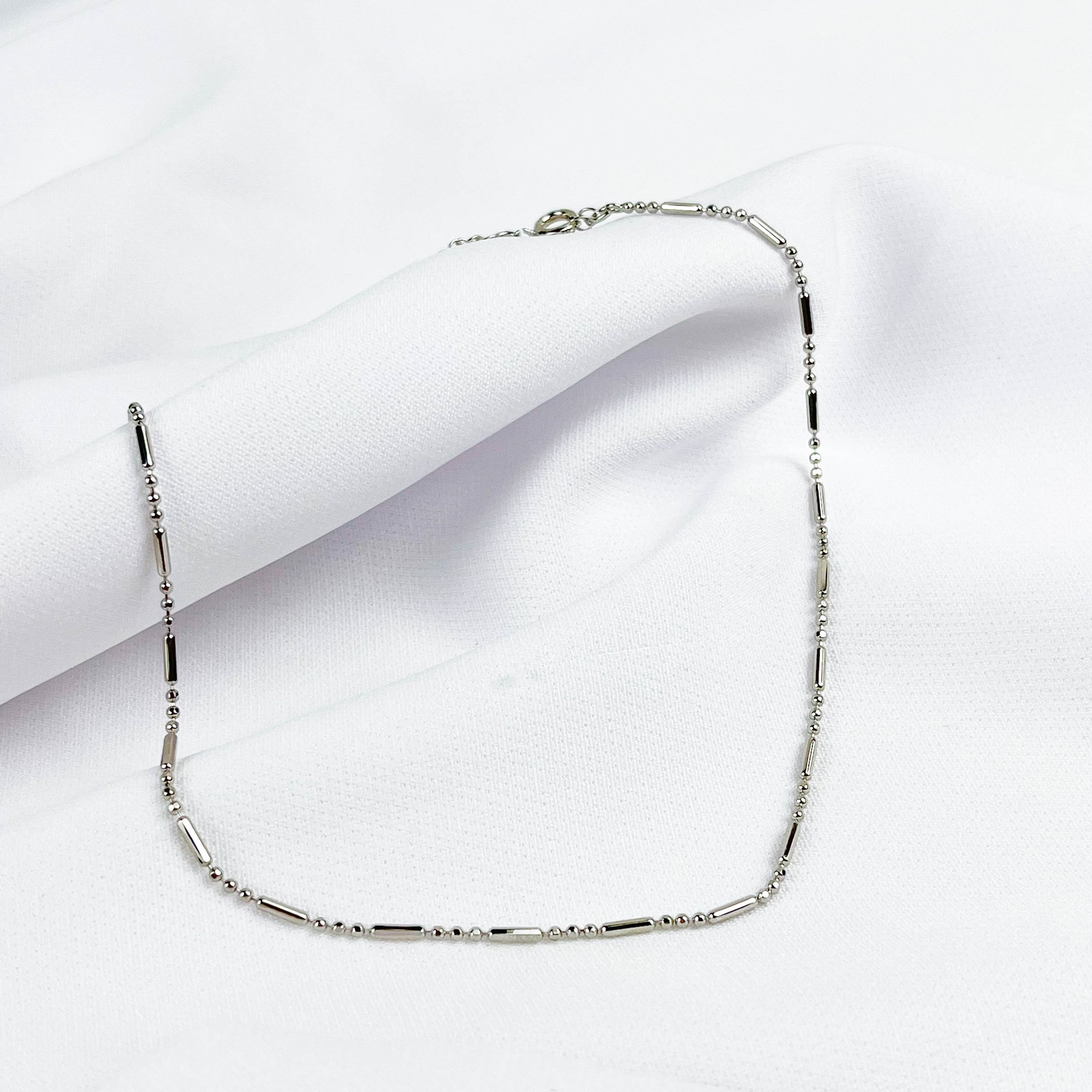 CHOCKER BOLINHAS E PINO DIAMANTADOS EM RÓDIO BRANCO