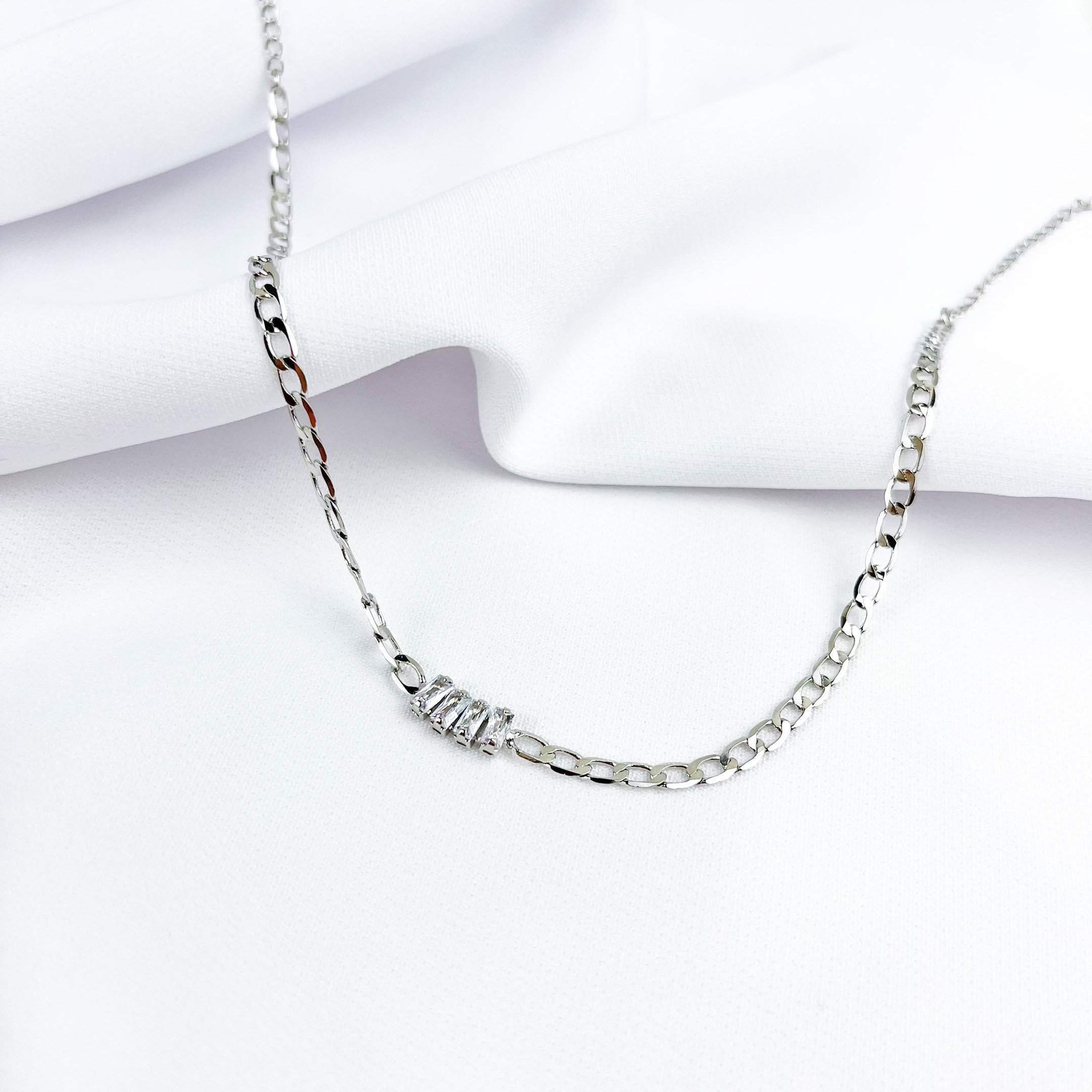 CHOCKER CORR GRUMET COM ZIRCONIAS BAGUETE EM RÓDIO BRANCO