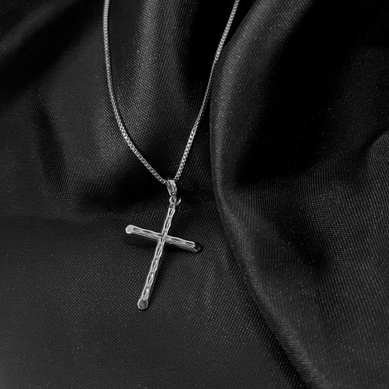 CORRENTE MASCULINA DIAMANTADA COM CRUZ EM RÓDIO BRANCO