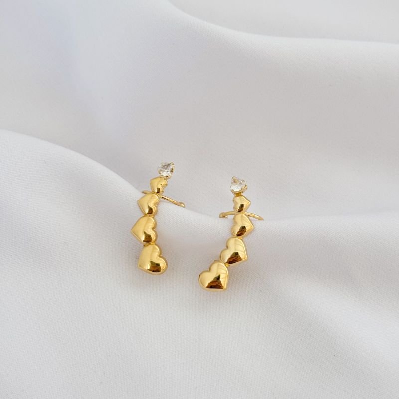 EAR CUFF COM CORAÇÕES DEGRADE EM OURO 18K