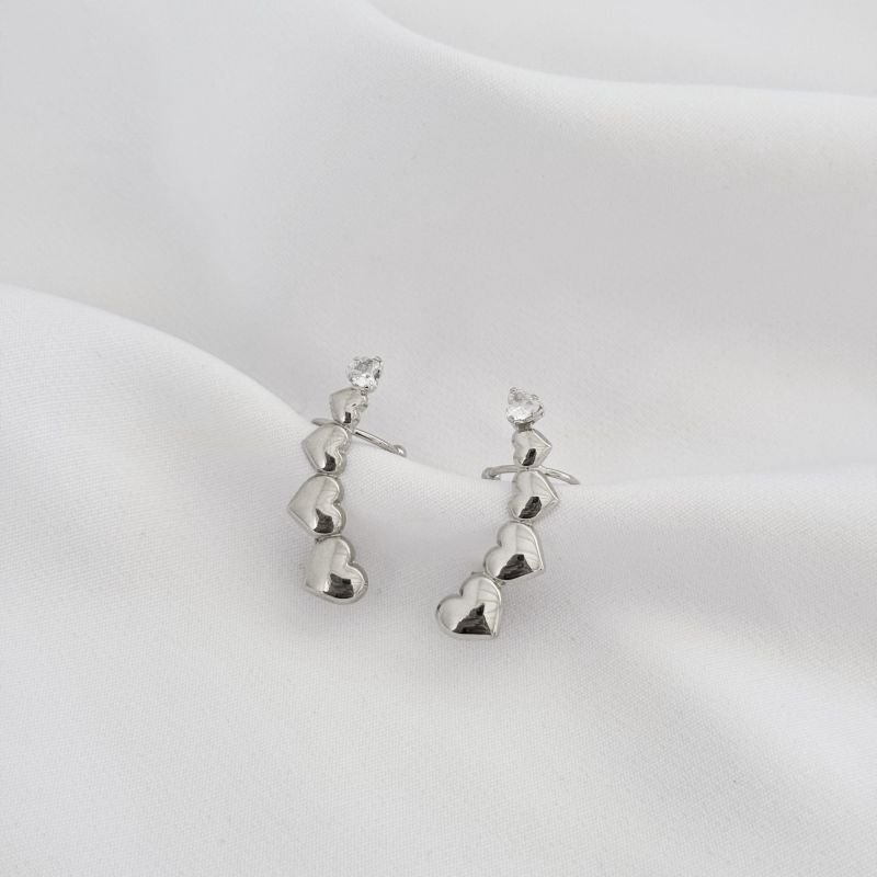 EAR CUFF COM CORAÇÕES DEGRADE EM RÓDIO BRANCO