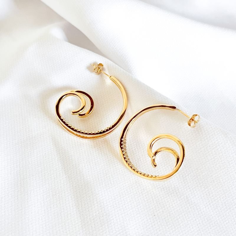 BRINCO ESPIRAL CRAVEJADO EM OURO 18K
