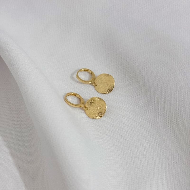 BRINCO ARITULADO COM MEDALHA ONDULADA EM OURO 18K