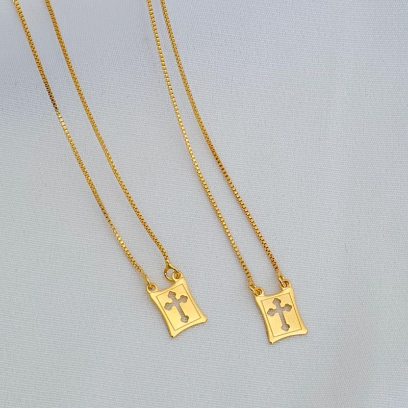 ESCAPULARIO 10X8 MM COM CRUZ VAZADA EM OURO 18K