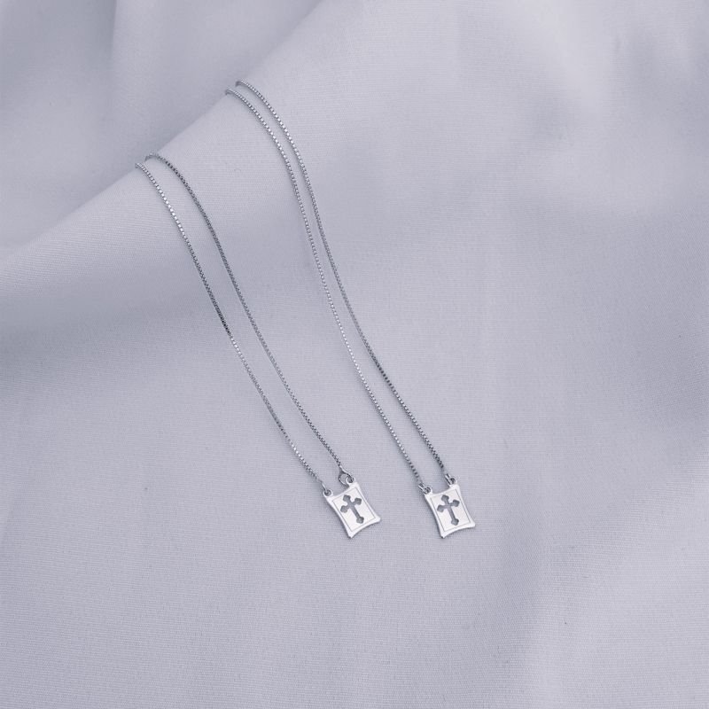 ESCAPULARIO 10X8 MM COM CRUZ VAZADA EM RÓDIO BRANCO