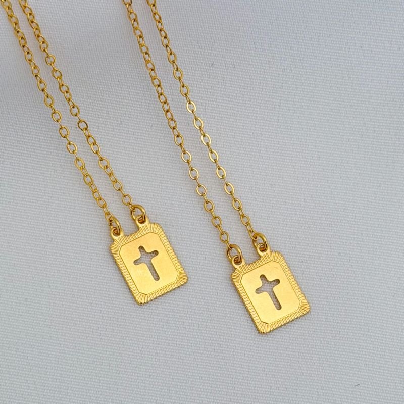 ESCAPULARIO COM CRUZ VAZADA LISA COM BORDA CHANFRADA EM OURO 18K