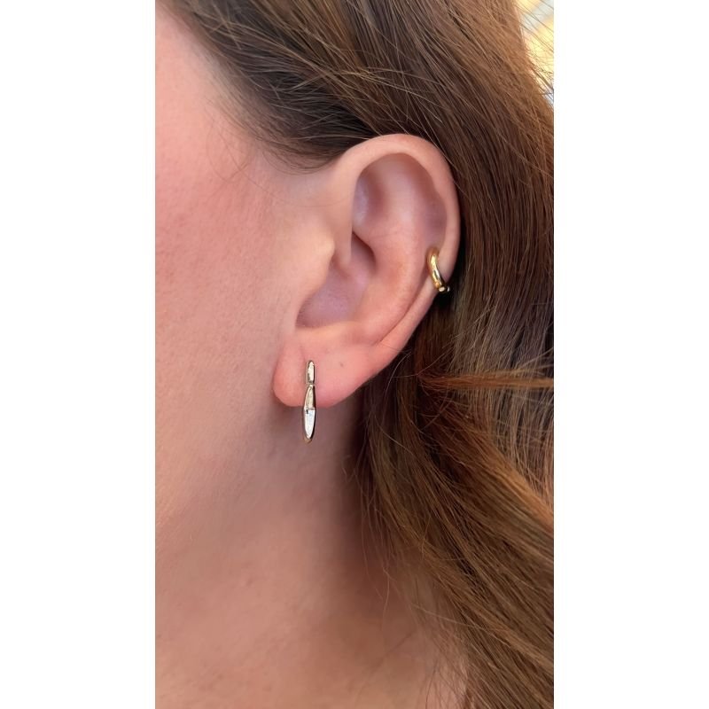 BRINCO ARGOLA PEQUENA EM FORMATO DE ESTRELA COM PINO, EM RÓDIO BRANCO