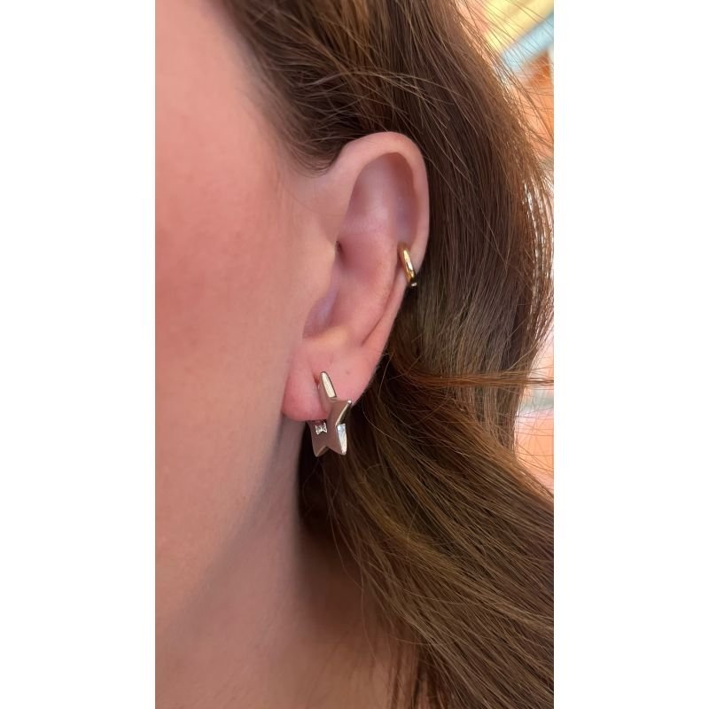 BRINCO ARGOLA PEQUENA EM FORMATO DE ESTRELA COM PINO, EM RÓDIO BRANCO