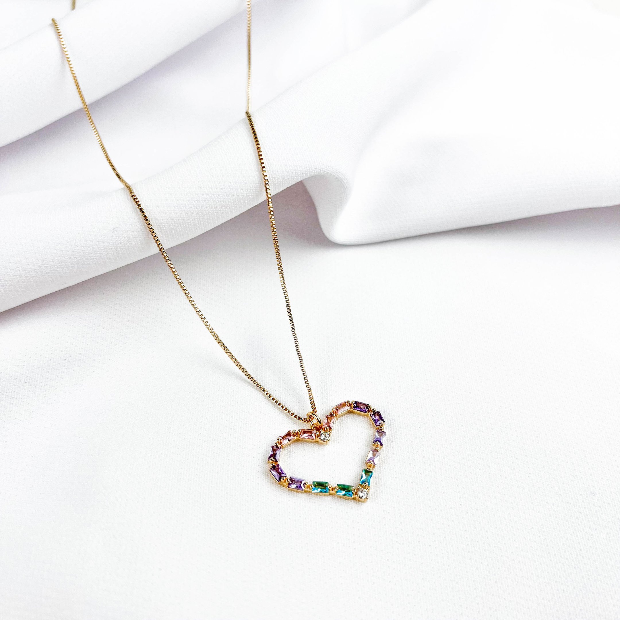 COLAR CORAÇÃO COM ZIRCONIAS RAINBOW 45CM EM OURO 18K