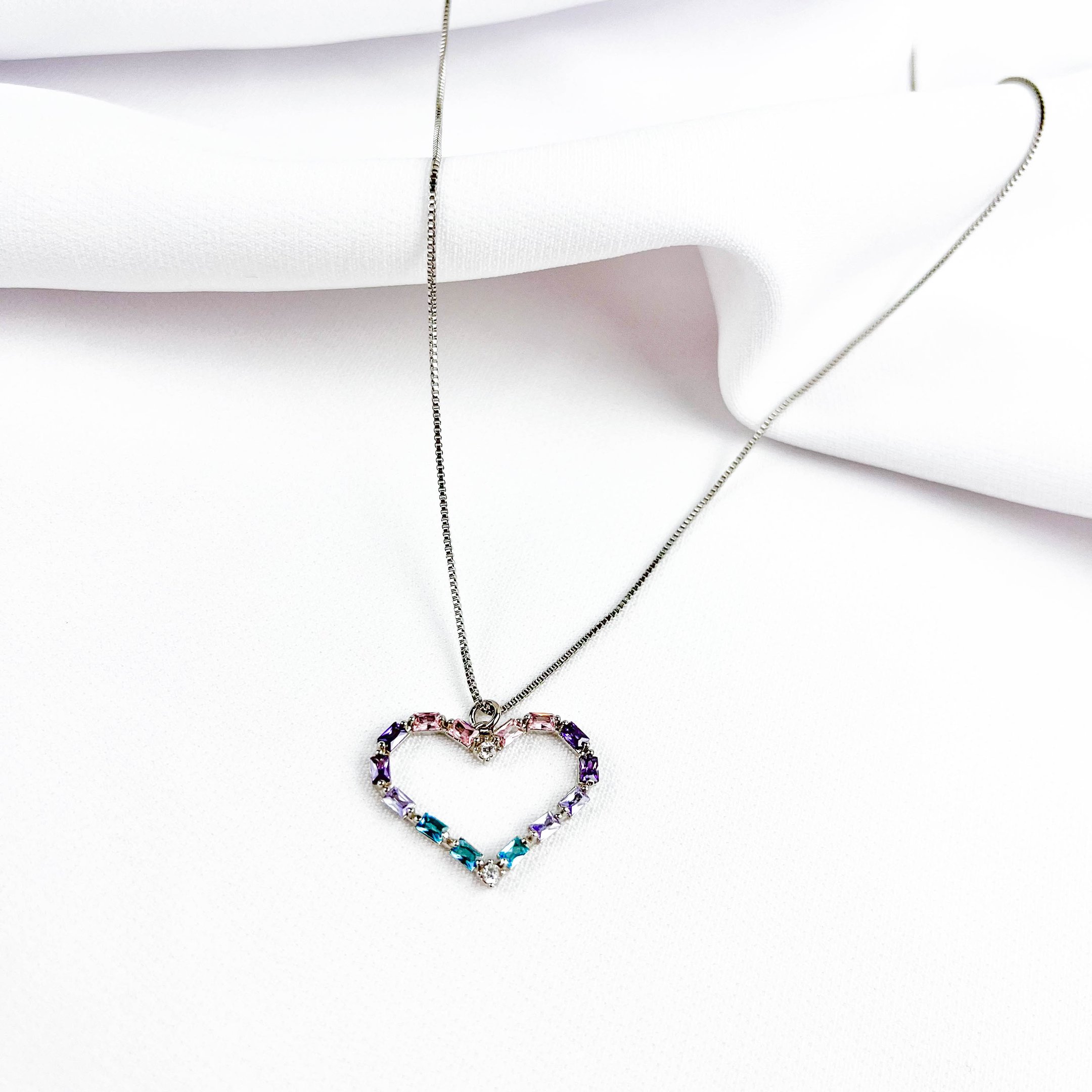 COLAR CORAÇÃO COM ZIRCONIAS RAINBOW 45CM EM RÓDIO BRANCO