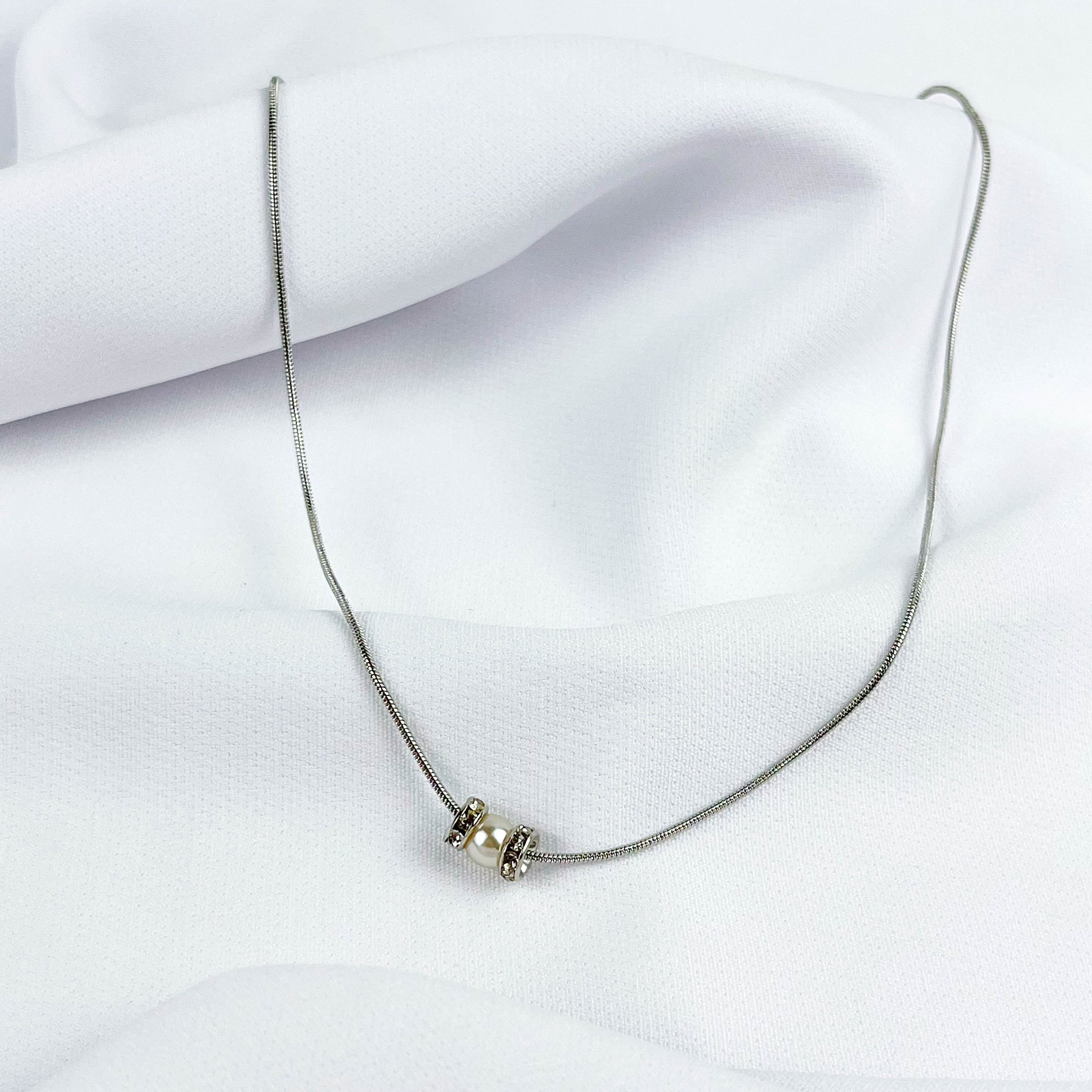 COLAR RABO DE RATO COM BERLOQUES EM ZIRCONIA E PEROLA 45CM EM RÓDIO BRANCO