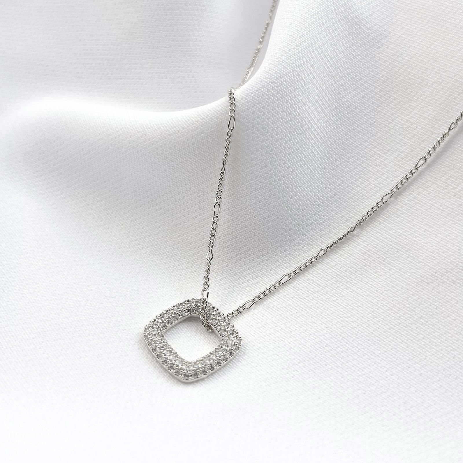 COLAR CORR TORÇIDA 45CM COM PINGENTE LOSANGO CRAVEJADO EM RÓDIO BRANCO