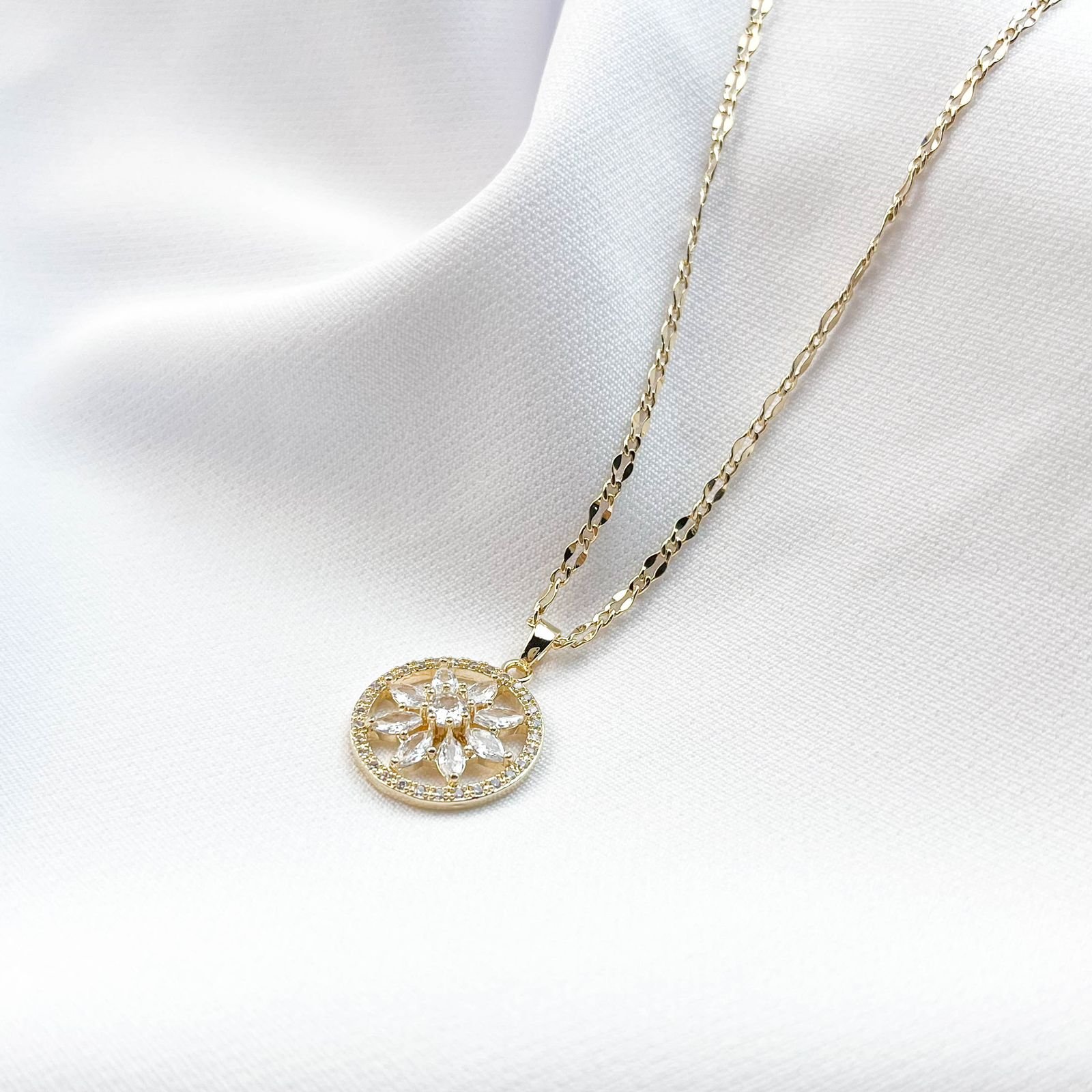 COLAR MANDALA FLOR CRAVEJADA 45CM EM OURO 18K