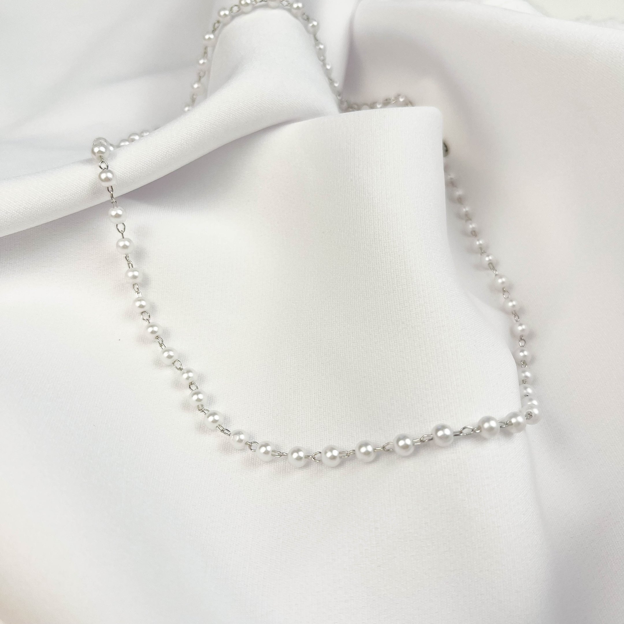 COLAR PEROLAS 45CM EM RÓDIO BRANCO