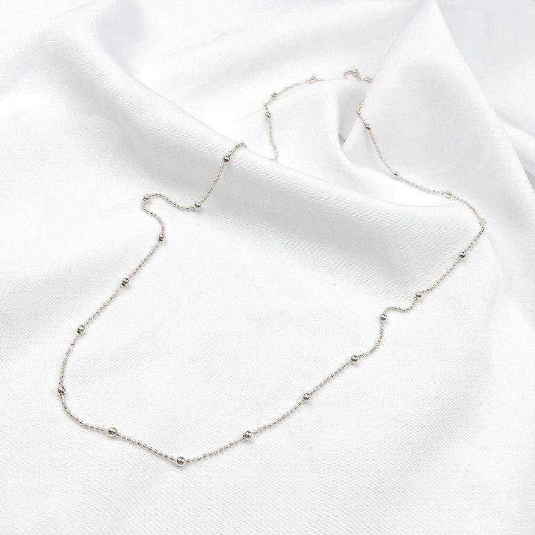 COLAR COMPRIDO BOLINHAS 85CM EM RÓDIO BRANCO
