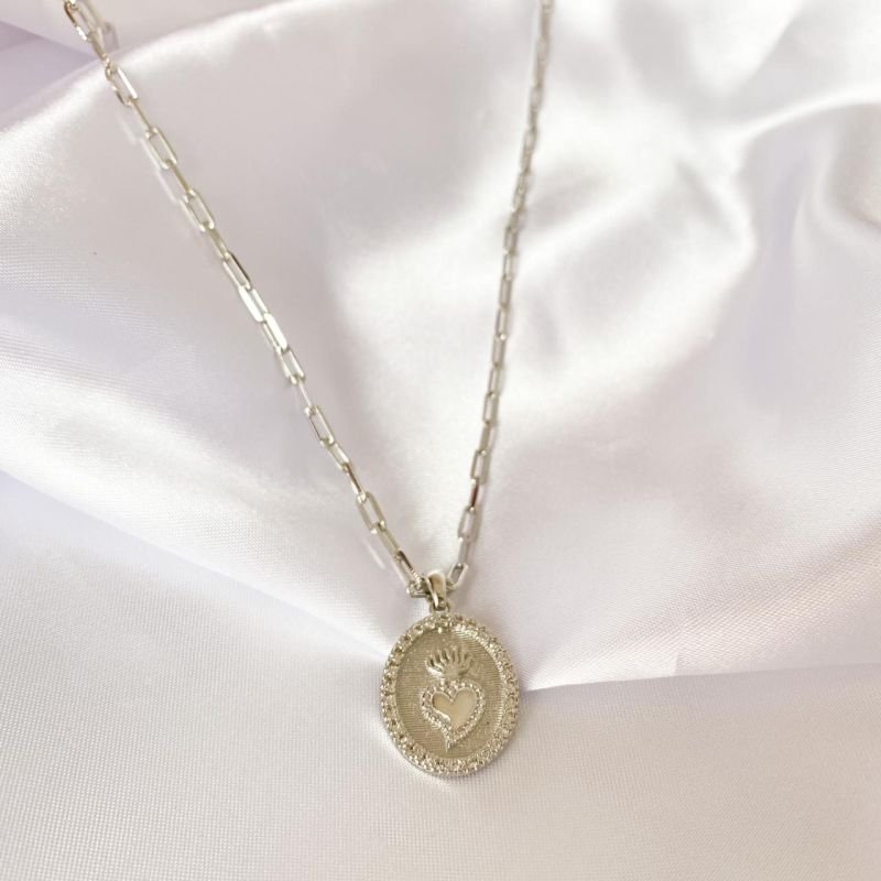 COLAR CARTIER COM MEDALHA SAGRADO CORAÇÃO EM ZIRCÔNIAS EM RÓDIO BRANCO