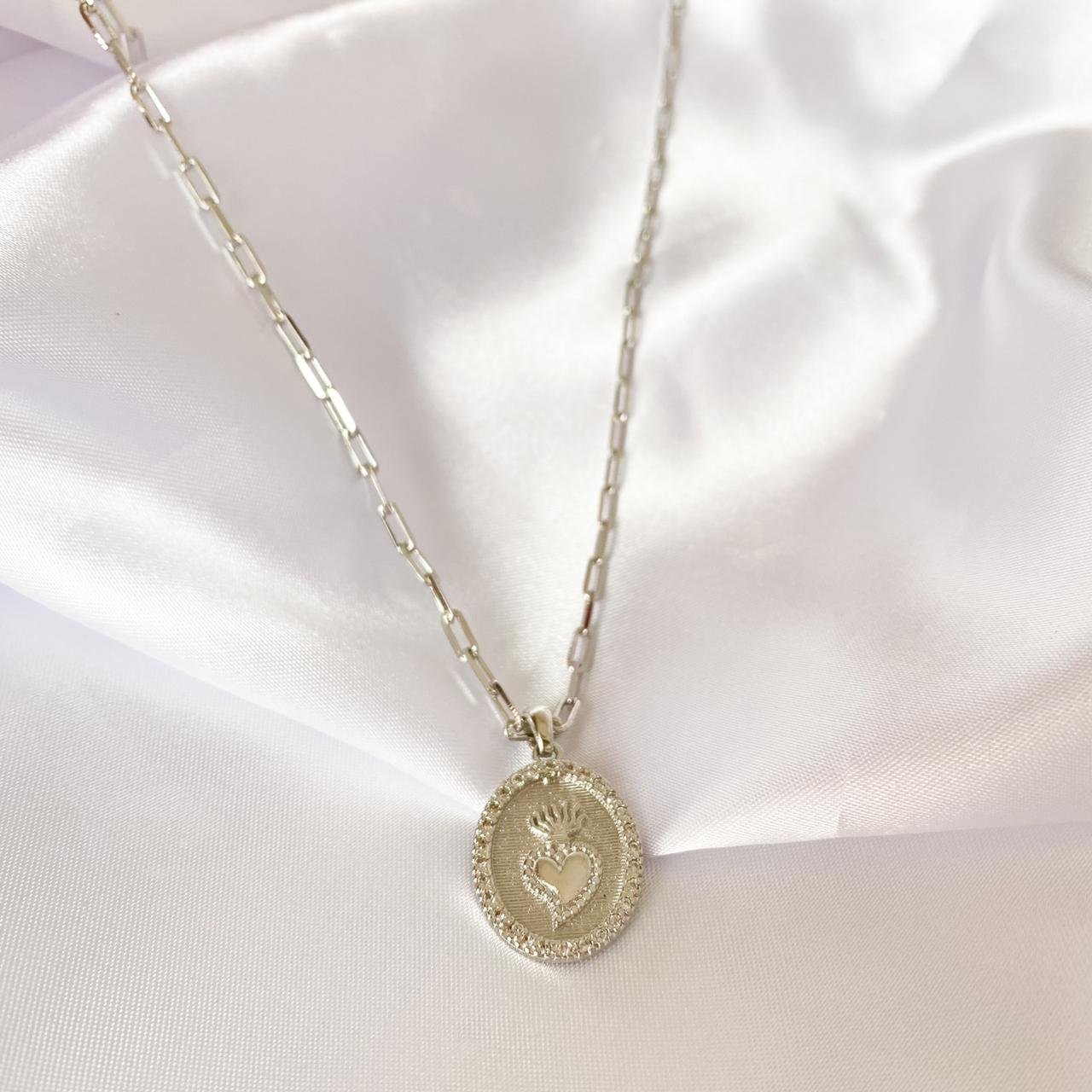 COLAR CARTIER COM MEDALHA SAGRADO CORAÇÃO EM ZIRCÔNIAS EM RÓDIO BRANCO