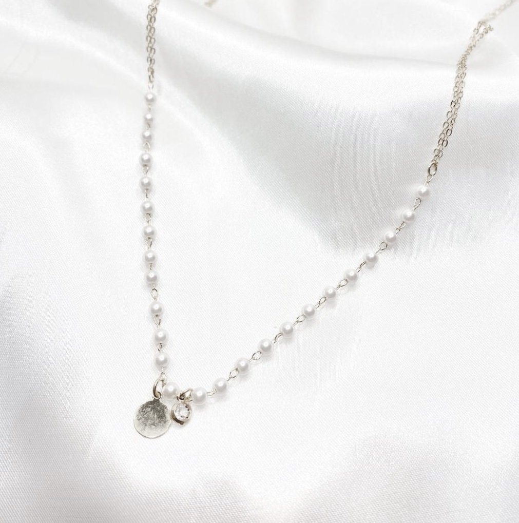 COLAR 45CM PÉROLAS COM PONTO DE LUZ E PLAQUINHA REDONDA EM RÓDIO BRANCO