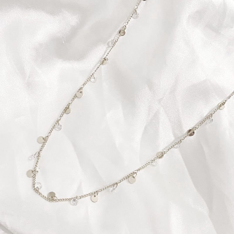 COLAR LONGO 70CM MEDALHAS E PONTOS DE LUZ EM RÓDIO BRANCO