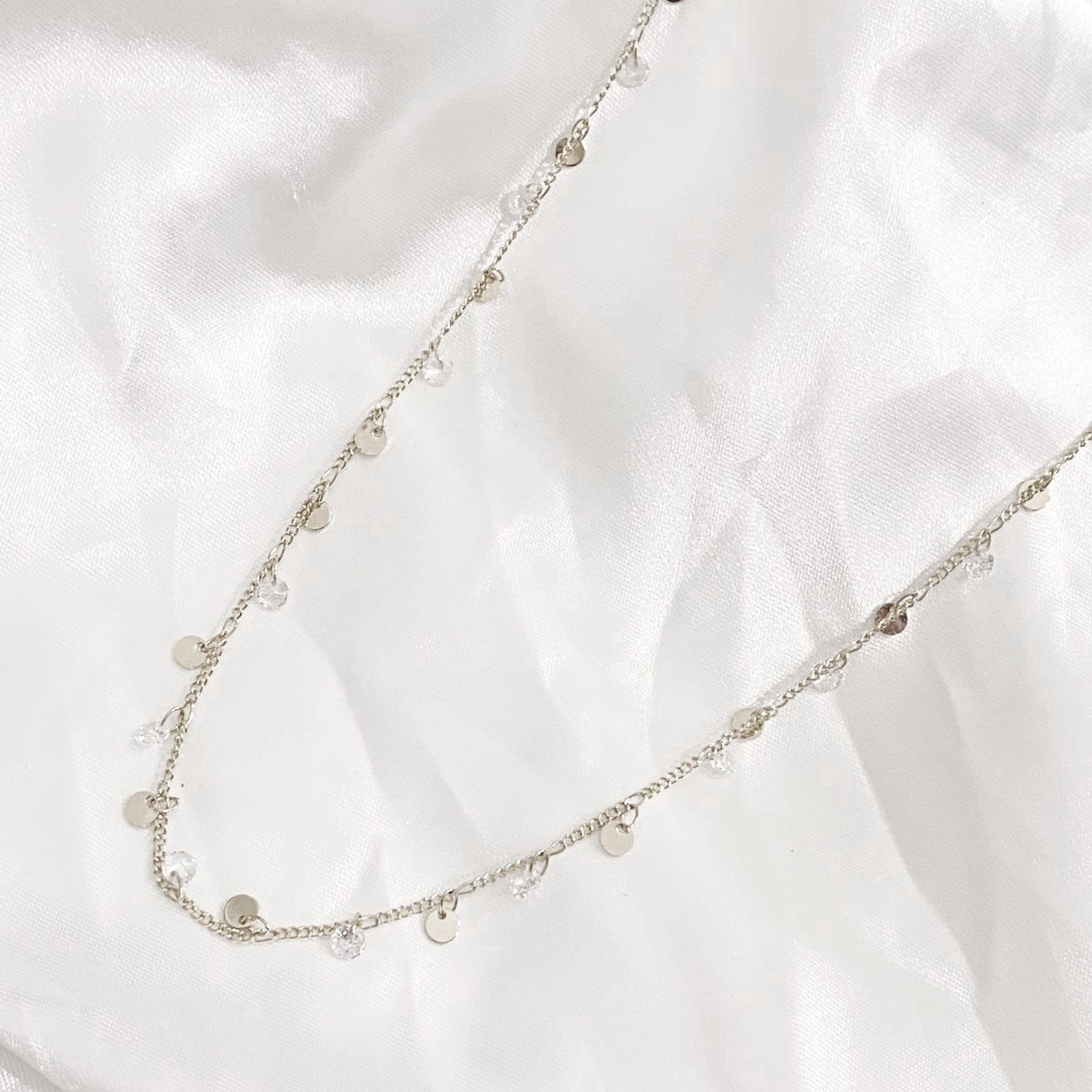 COLAR LONGO 70CM MEDALHAS E PONTOS DE LUZ EM RÓDIO BRANCO