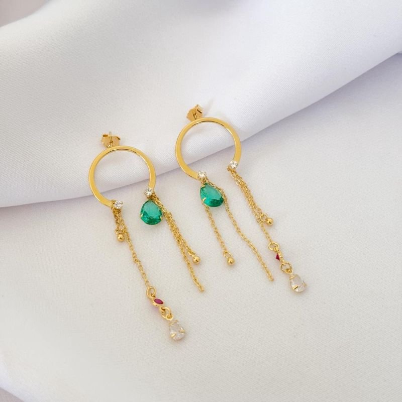 MEIA ARGOLA COM CORRENTES E PEDRAS COLOR EM OURO 18K