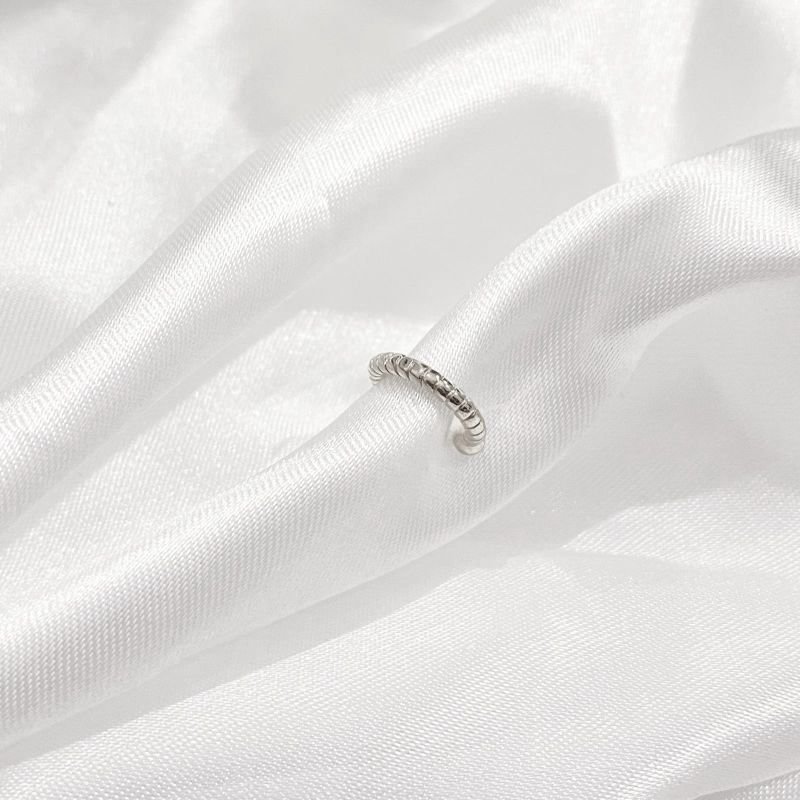 PIERCING BOLINHAS EM RÓDIO BRANCO
