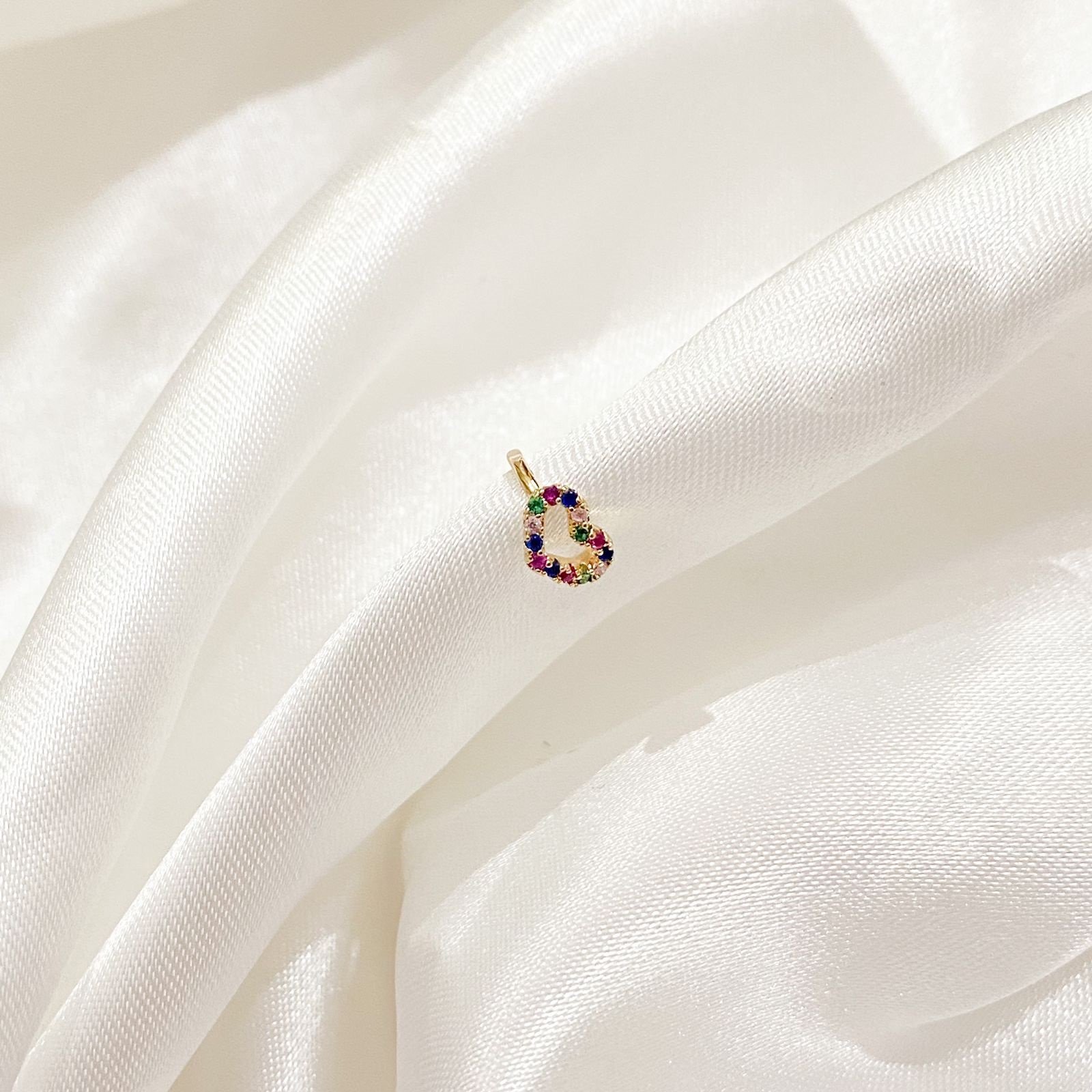 PIERCING CORAÇÃO CRAVEJADO ZIRCONIAS COLORIDAS EM OURO 18K