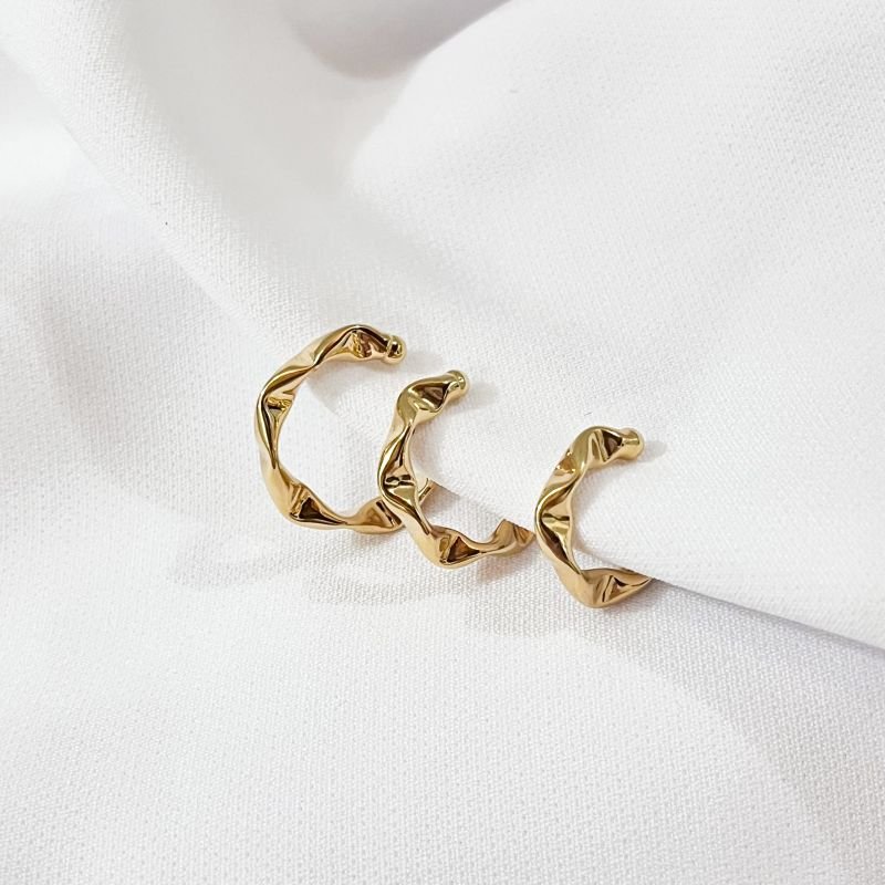 PIERCING TORCIDO M EM OURO 18K