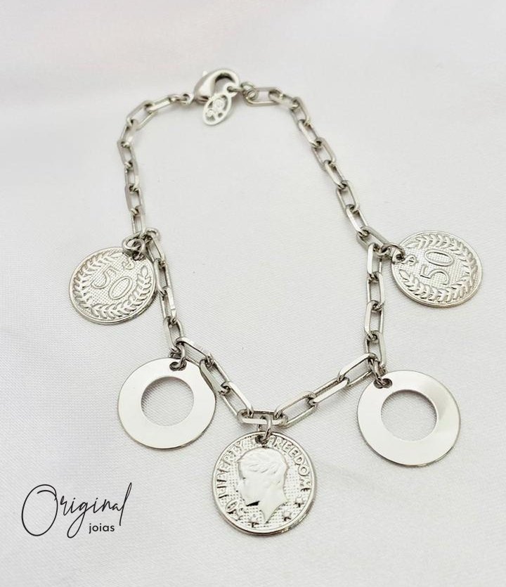 PLO198 - PULSEIRA MOEDAS E MEDALHAS 18 CM + 5 CM EXTENSOR EM RÓDIO BRANCO