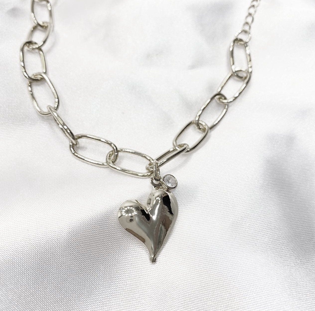 PULSEIRA COM CORRENTE DE ELOS LARGOS E CORAÇÃO FECHADO, EM RÓDIO BRANCO