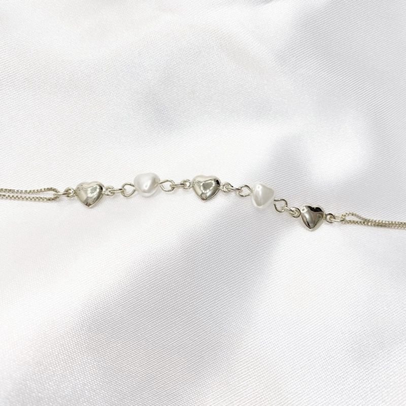 PULSEIRA COM CORAÇÕES E PÉROLAS EM CORAÇÃO COM 18 CM EM RÓDIO BRANCO