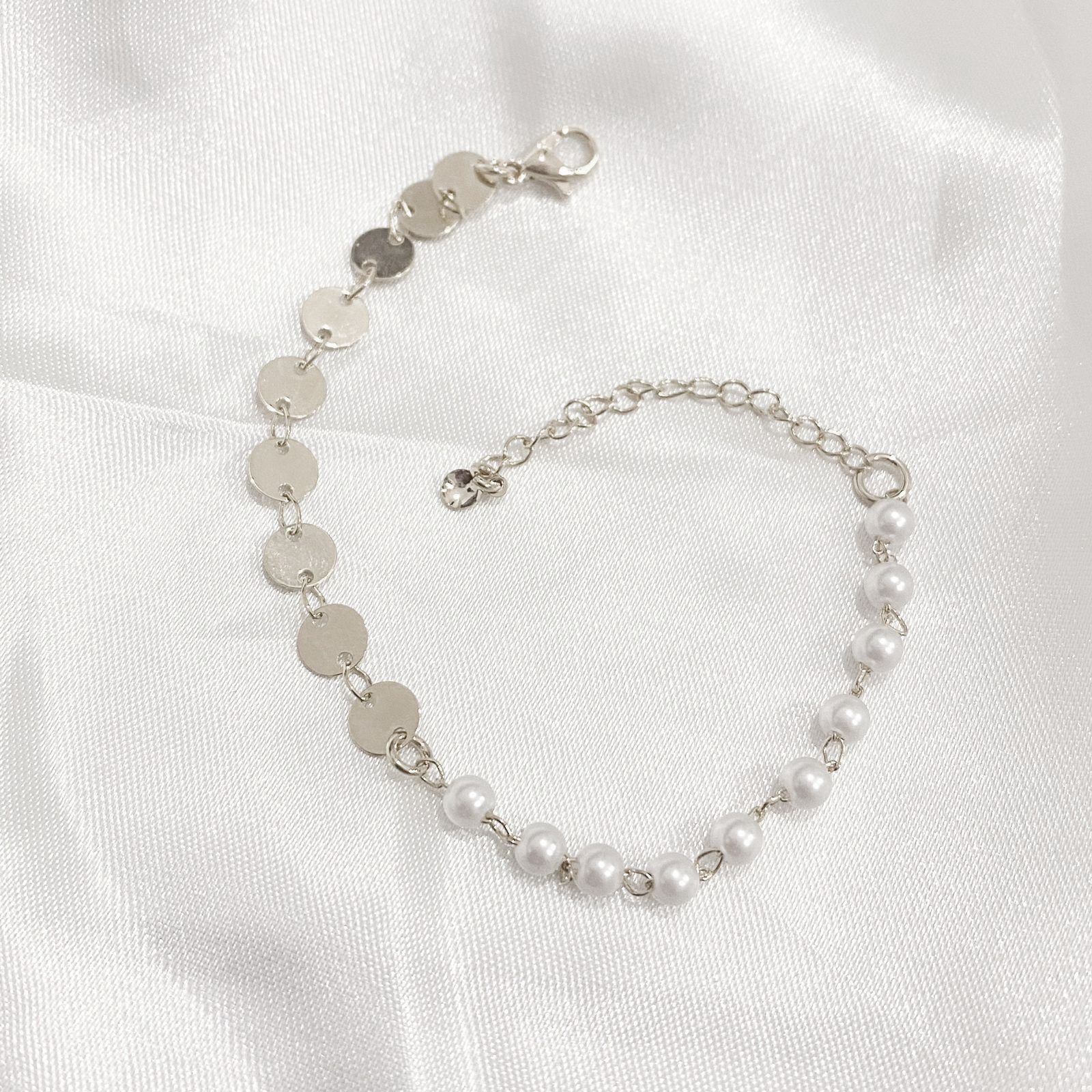 PULSEIRA MEDALHAS E PEROLAS 18 CM + EXTENSOR EM RÓDIO BRANCO