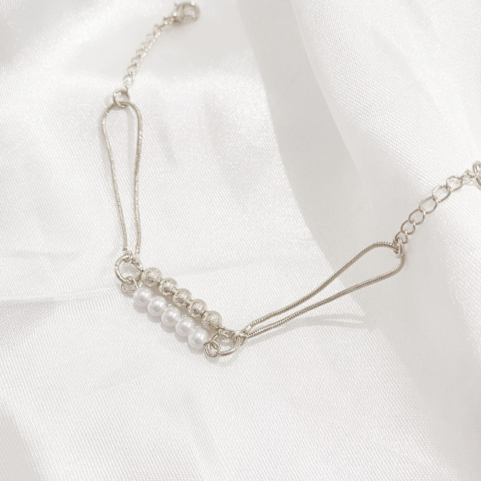 PULSEIRA BOLINHAS E PEROLAS 18 CM + EXTENSOR EM RÓDIO BRANCO