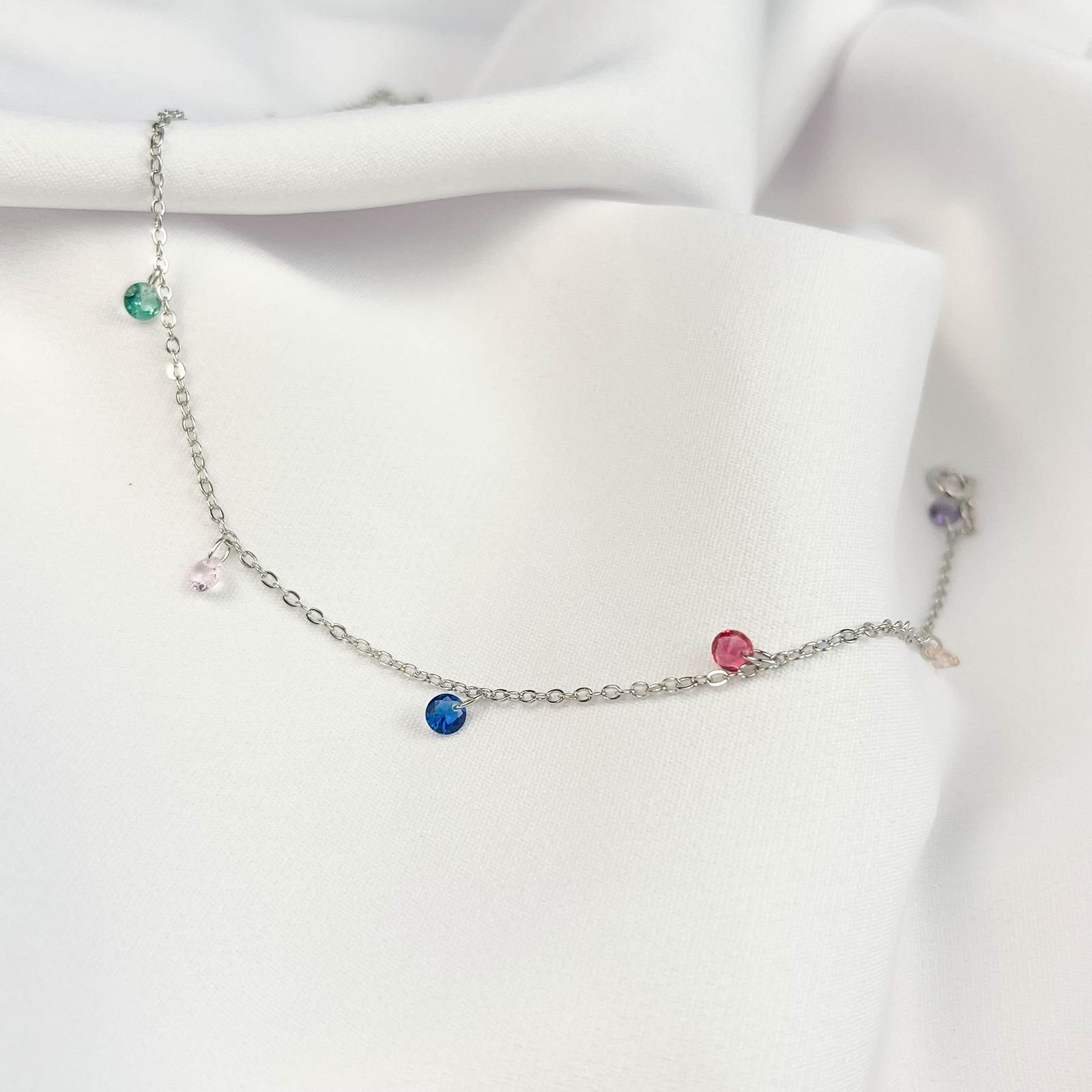 PULSEIRA PEDRINHAS PENDURADAS COLORIDAS EM RÓDIO BRANCO
