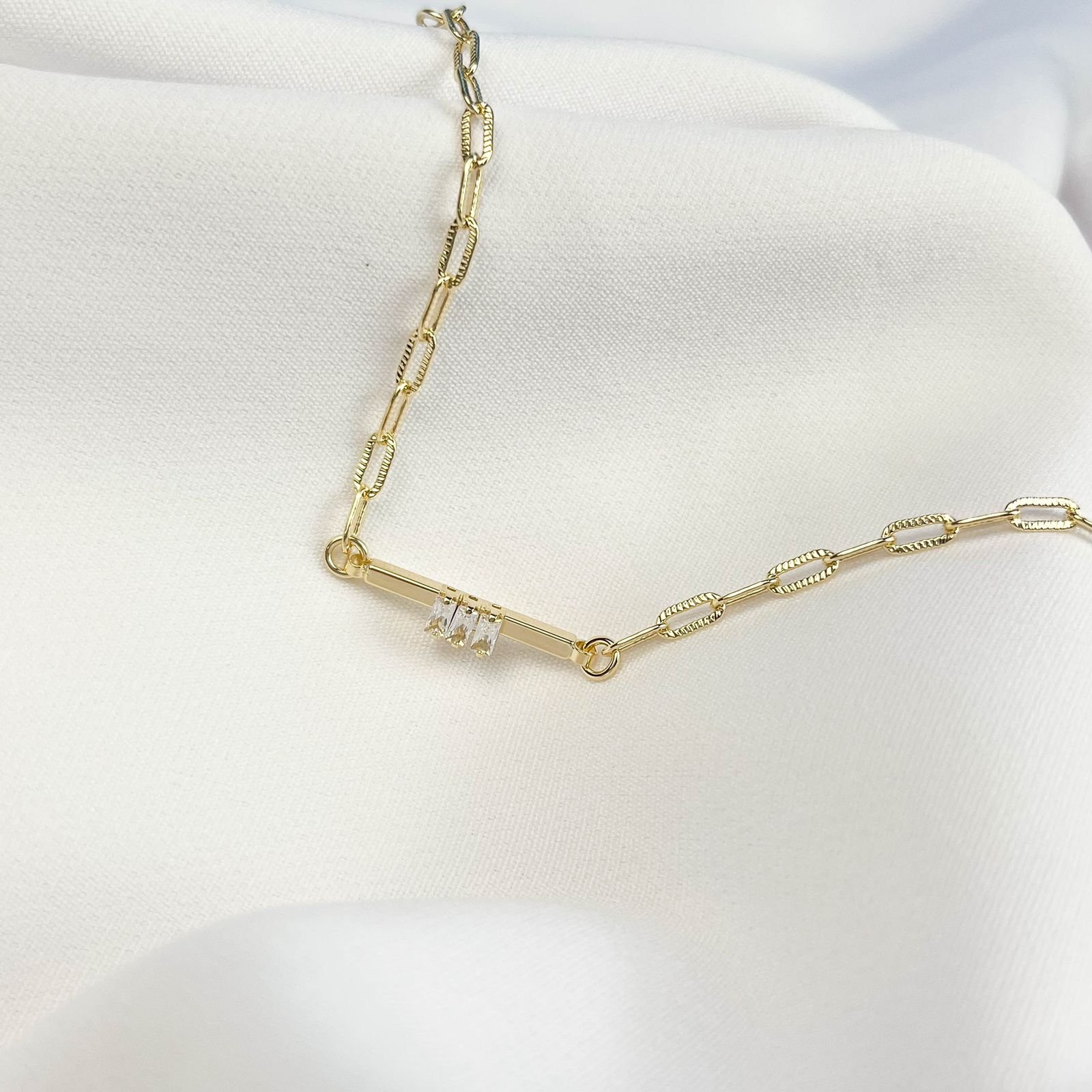 PULSEIRA CARTIER DETALHADA COM COM PINGENTE E BAGUETES EM OURO 18K