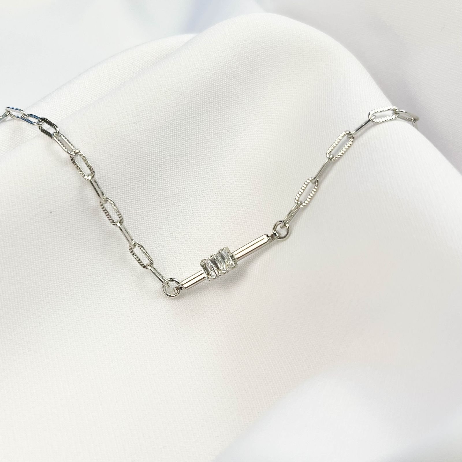PULSEIRA CARTIER DETALHADA COM COM PINGENTE E BAGUETES EM RÓDIO BRANCO