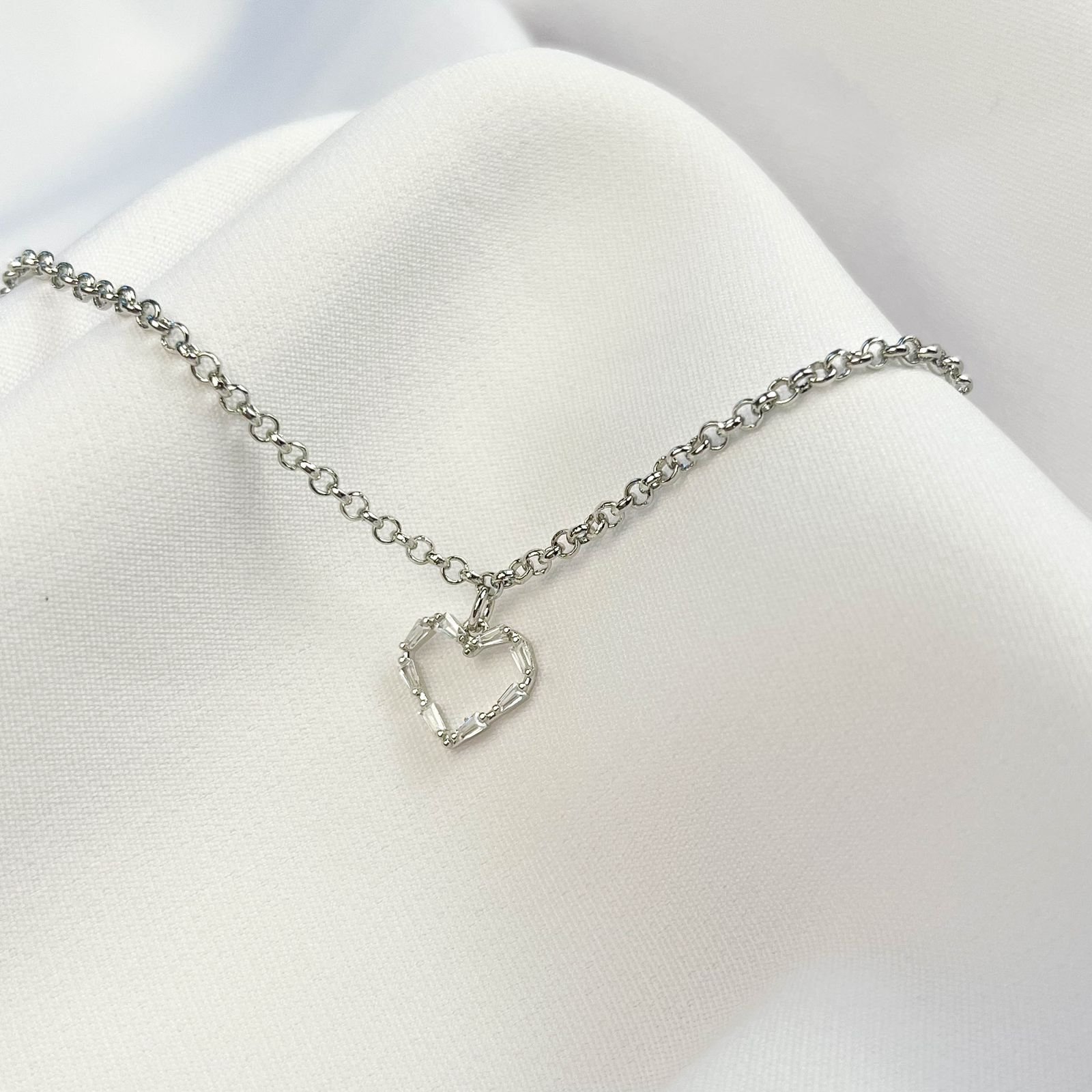 PULSEIRA ELO PORTUGUES COM CORAÇÃO CRAVEJADO EM RÓDIO BRANCO