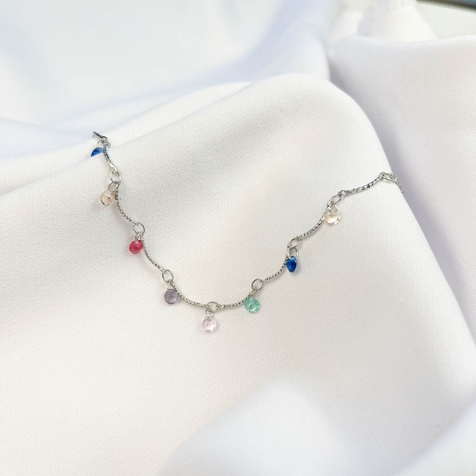 PULSEIRA PEDRINHAS COLORIDAS PENDURADAS EM RÓDIO BRANCO