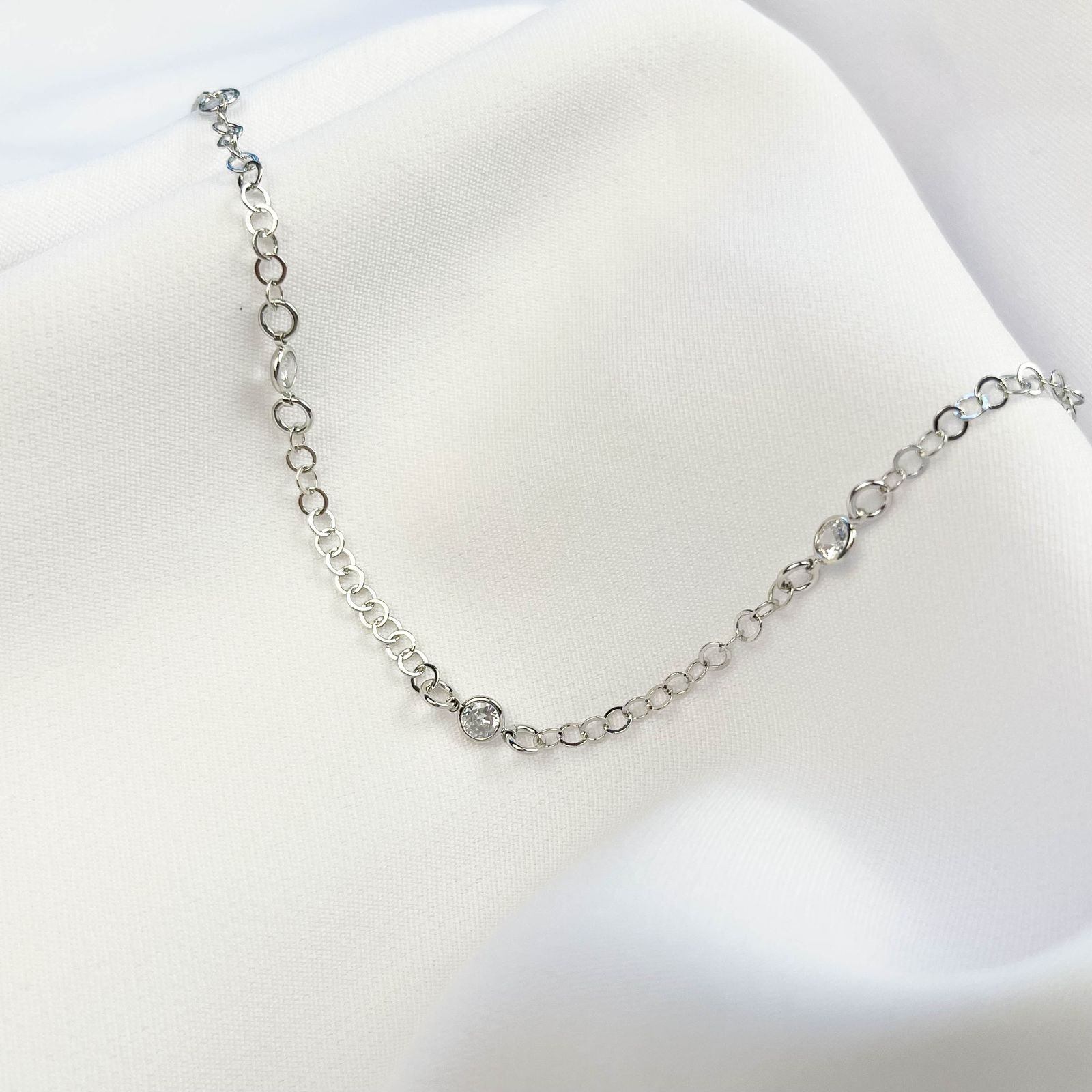 PULSEIRA ELOS REDONDOS E PONTOS DE LUZ EM RÓDIO BRANCO