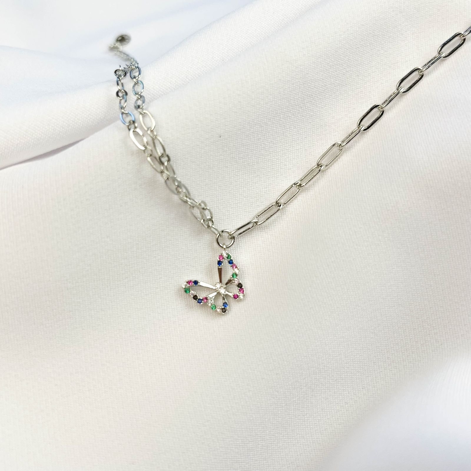 PULSEIRA 2 TIPOS DE CARTIER E BORBOLETA CRAVEJADA COLORIDA EM RÓDIO BRANCO