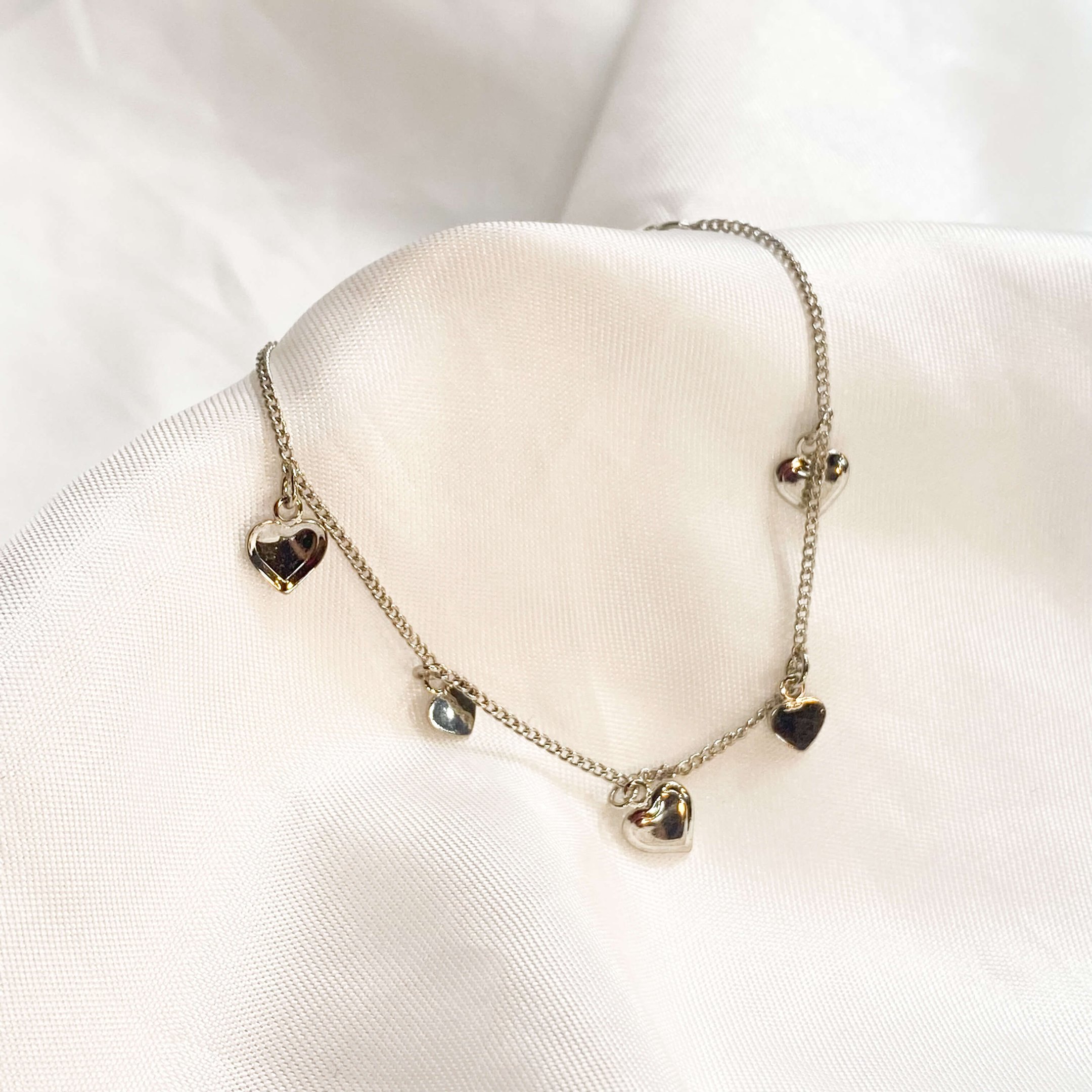 PULSEIRA CORAÇÕES EM RÓDIO BRANCO