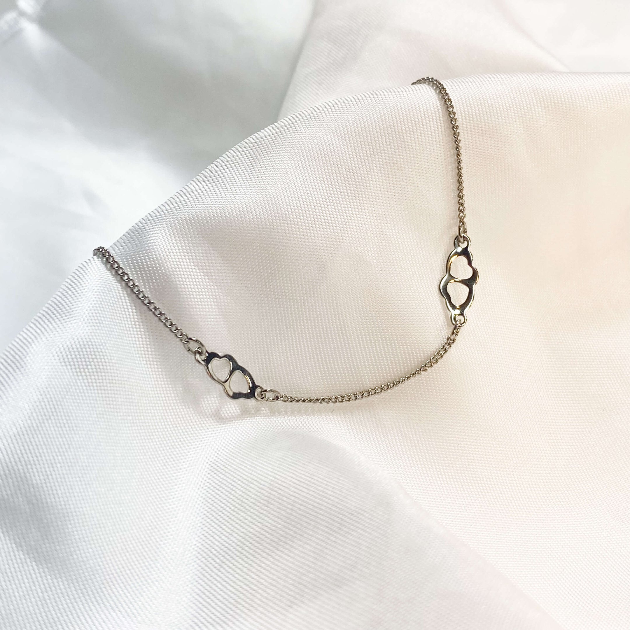 PULSEIRA CORAÇOES DUPLOS VAZADOS EM RÓDIO BRANCO