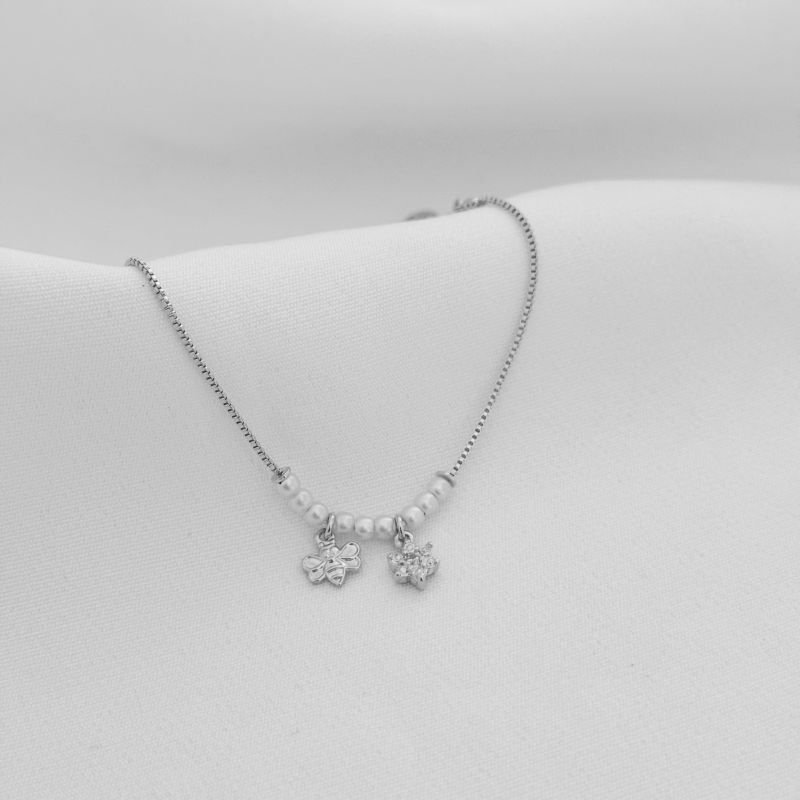 PULSEIRA INFANTIL COM PEROLAS ABELHAS E FLOR EM RÓDIO BRANCO