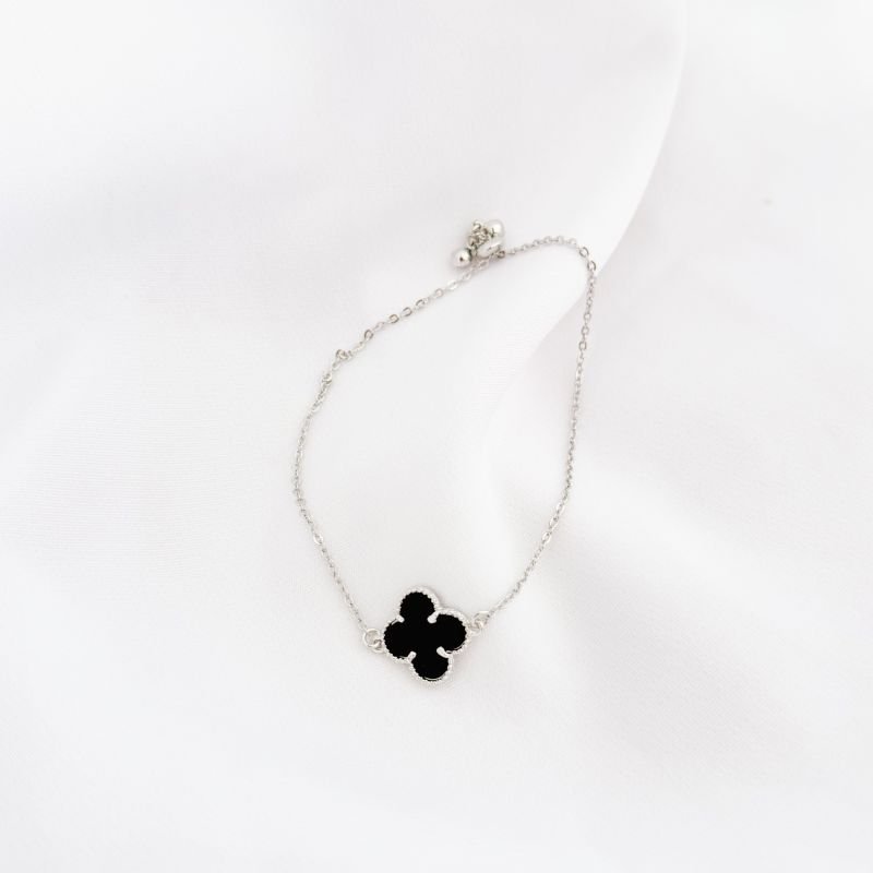 PULSEIRA TREVO PEROLADO COM FECHO SILICONE EM RÓDIO BRANCO