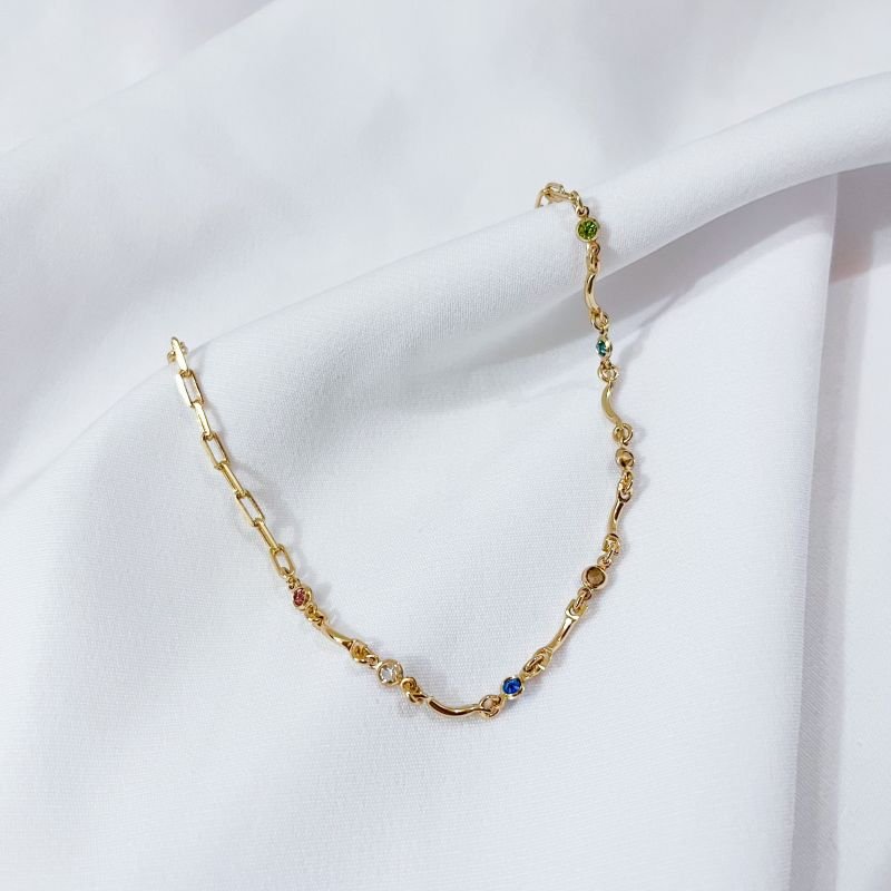 TORNOZELEIRA CORR CARTIER COM PEDRINHAS COLORIDAS E DETALHES EM OURO 18K