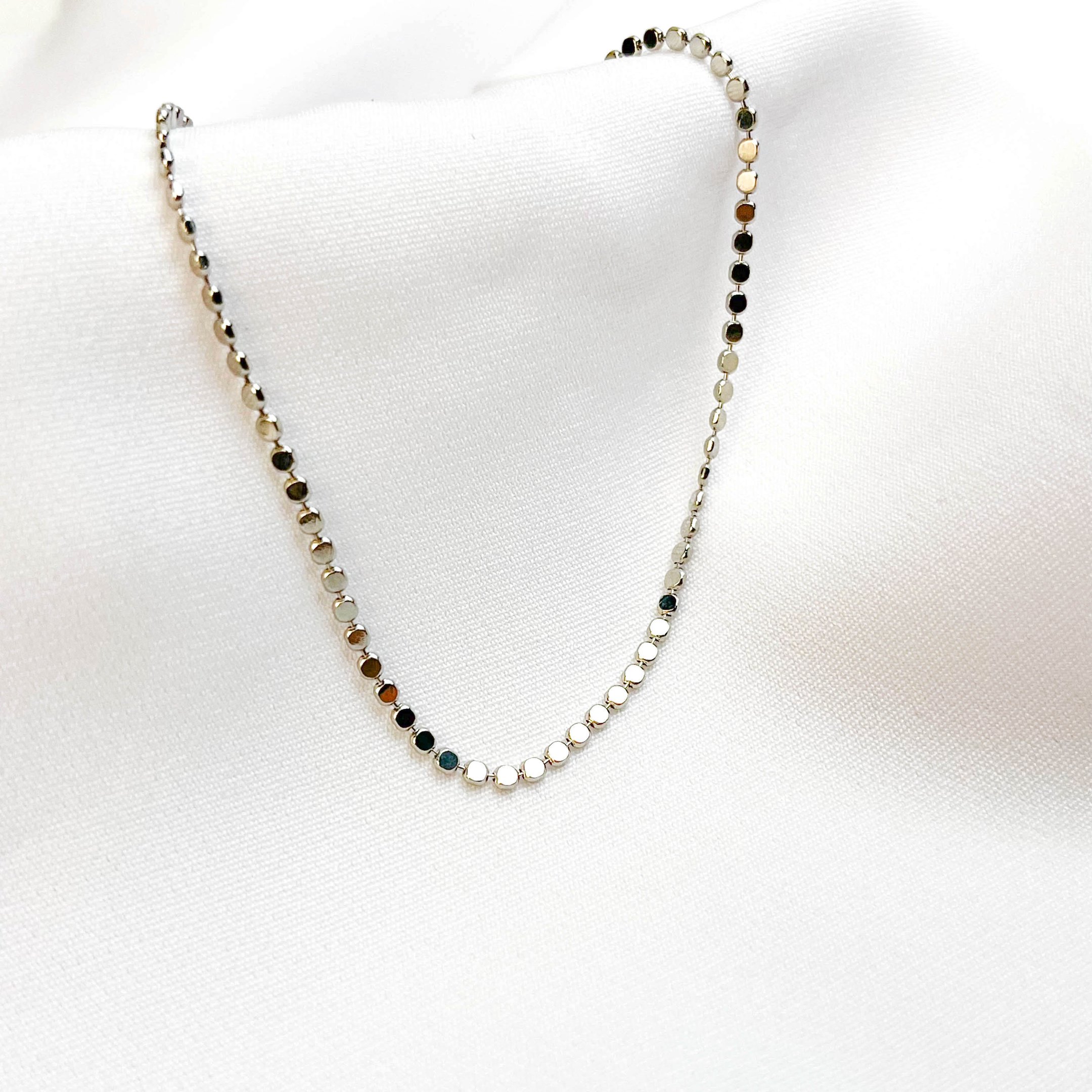 TORNOZELEIRA BOLINHAS ACHATADAS 23 CM + EXTENSOR EM RÓDIO BRANCO